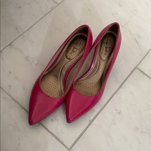 Life Stride super pink pointed toe pump size 8.5